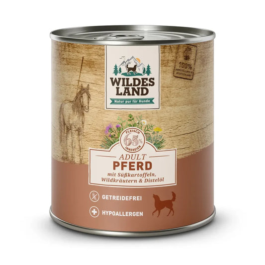 Wildes Land Pferd mit Süßkartoffel