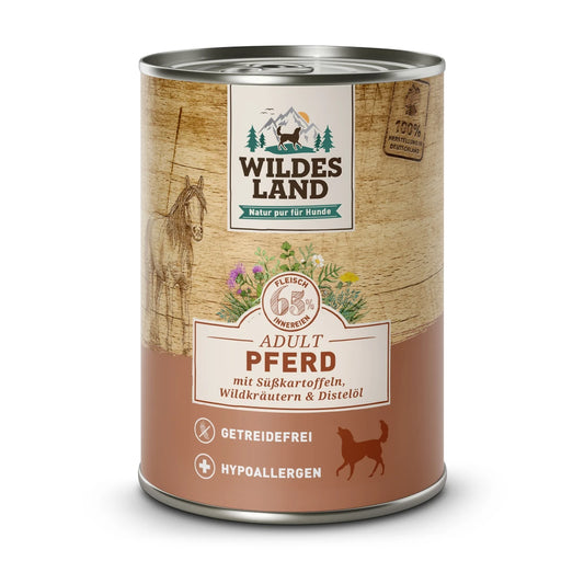 Wildes Land Pferd mit Süßkartoffel